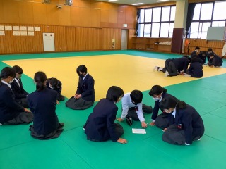 グループに分かれて学習する様子