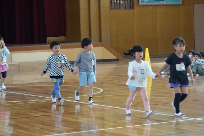４