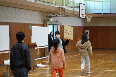 ３