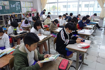 朝読書の様子2