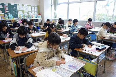 真剣な表情で