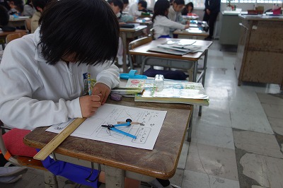 二等辺三角形を作図中。