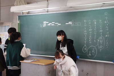 自分の考えを黒板に