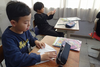 角を調査中