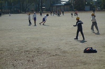運動場で遊ぶ