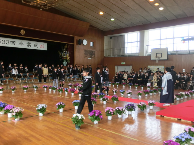 卒業生退場